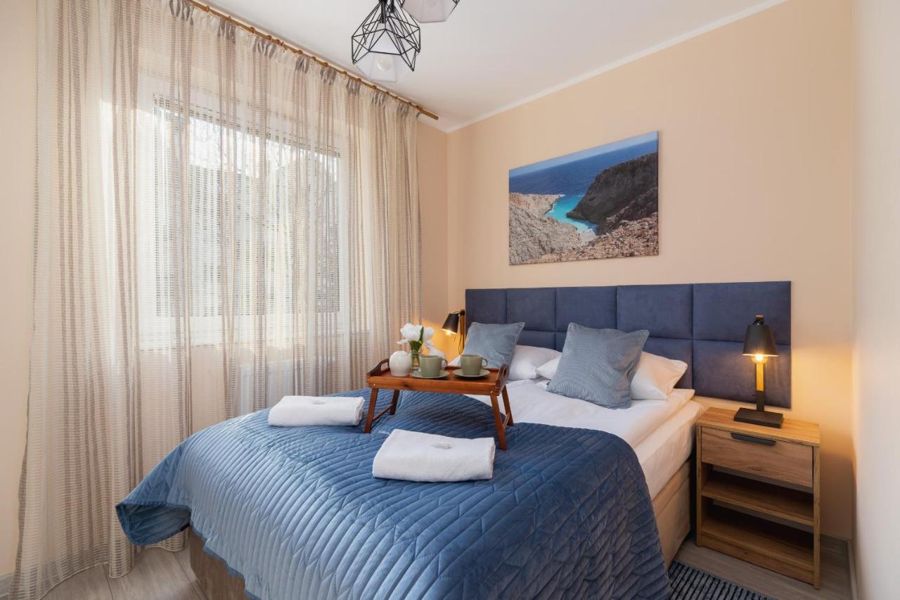 Business For Office Kolaczy By Renters Apartment *